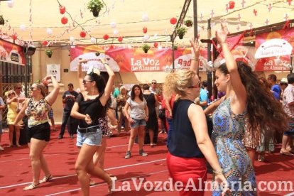 Todos disfrutan de la Feria del Mediodía en el ambigú.