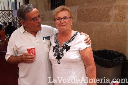 Todos disfrutan de la Feria del Mediodía en el ambigú.
