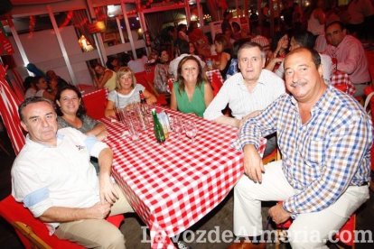 Otra noche llena de color comienza en la caseta.