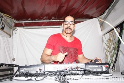 Otra noche llena de color comienza en la caseta.