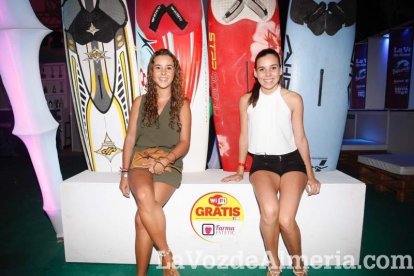 Otra noche llena de color comienza en la caseta.