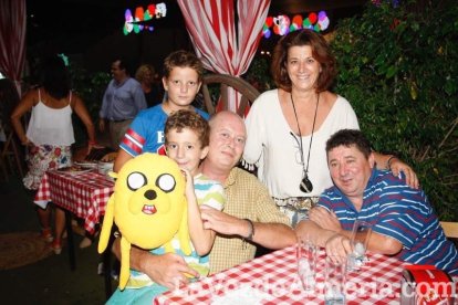 Otra noche llena de color comienza en la caseta.