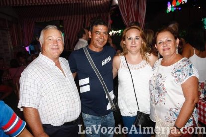 Otra noche llena de color comienza en la caseta.