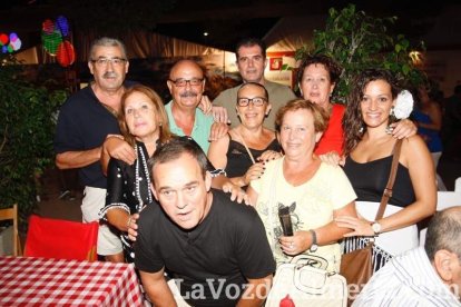 Otra noche llena de color comienza en la caseta.