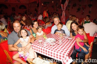 Otra noche llena de color comienza en la caseta.