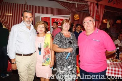 Otra noche llena de color comienza en la caseta.