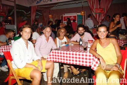 Otra noche llena de color comienza en la caseta.