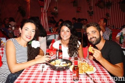 Otra noche llena de color comienza en la caseta.