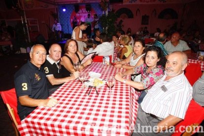 Otra noche llena de color comienza en la caseta.