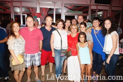 Otra noche llena de color comienza en la caseta.