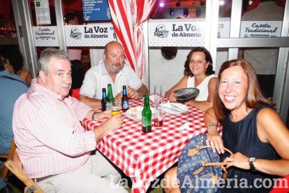 Otra noche llena de color comienza en la caseta.