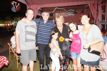 Otra noche llena de color comienza en la caseta.