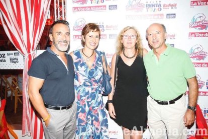 Otra noche llena de color comienza en la caseta.