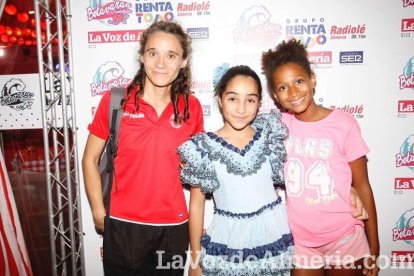 Otra noche llena de color comienza en la caseta.