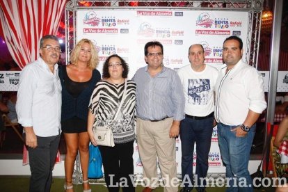 Otra noche llena de color comienza en la caseta.