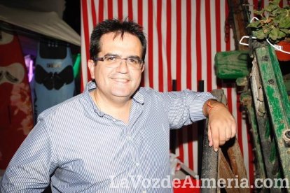 Otra noche llena de color comienza en la caseta.