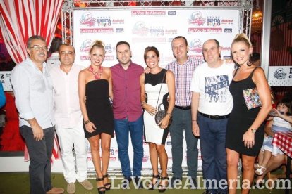 Otra noche llena de color comienza en la caseta.