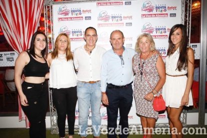 La gente sigue disfrutando de la Feria en la caseta.