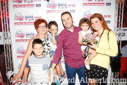 La gente sigue disfrutando de la Feria en la caseta.