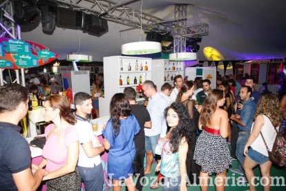 La gente sigue disfrutando de la Feria en la caseta.