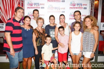 La gente sigue disfrutando de la Feria en la caseta.