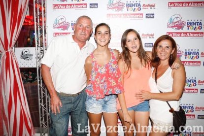 La gente sigue disfrutando de la Feria en la caseta.