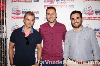 La gente sigue disfrutando de la Feria en la caseta.