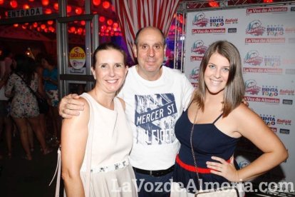 La gente sigue disfrutando de la Feria en la caseta.