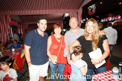 La gente sigue disfrutando de la Feria en la caseta.