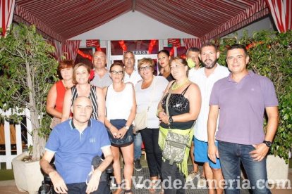 La gente sigue disfrutando de la Feria en la caseta.