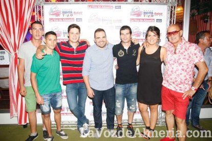 La gente sigue disfrutando de la Feria en la caseta.