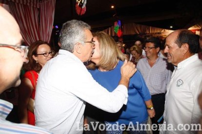 La gente sigue disfrutando de la Feria en la caseta.