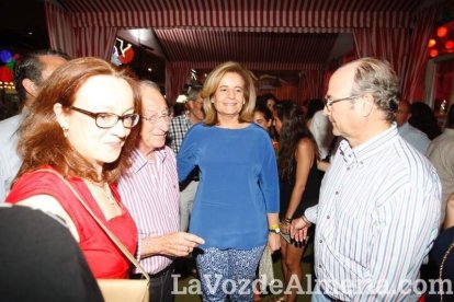 La gente sigue disfrutando de la Feria en la caseta.