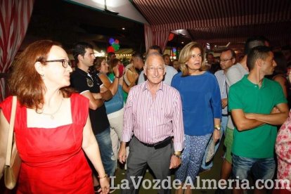 La gente sigue disfrutando de la Feria en la caseta.
