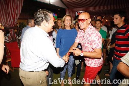 La gente sigue disfrutando de la Feria en la caseta.