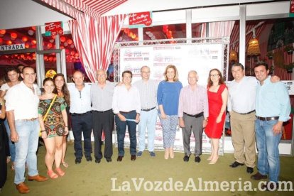 La gente sigue disfrutando de la Feria en la caseta.