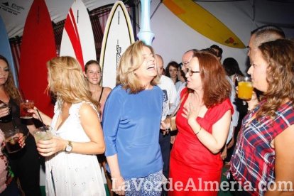 La gente sigue disfrutando de la Feria en la caseta.