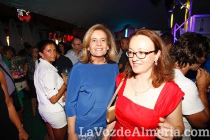 La gente sigue disfrutando de la Feria en la caseta.