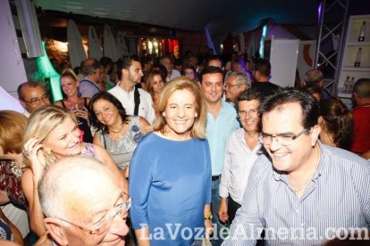 La gente sigue disfrutando de la Feria en la caseta.