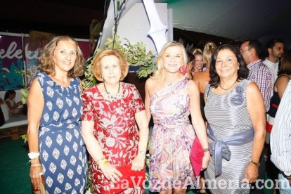 La gente sigue disfrutando de la Feria en la caseta.