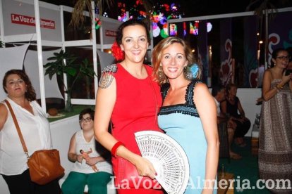 La gente sigue disfrutando de la Feria en la caseta.