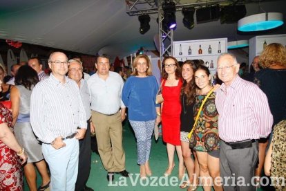 La gente sigue disfrutando de la Feria en la caseta.