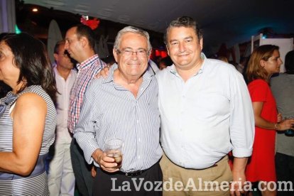 La gente sigue disfrutando de la Feria en la caseta.