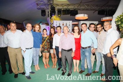 La gente sigue disfrutando de la Feria en la caseta.