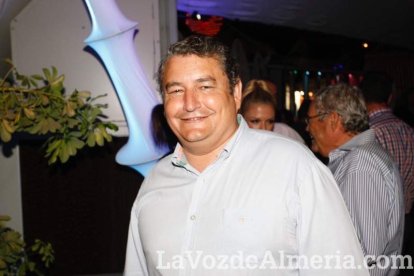 La gente sigue disfrutando de la Feria en la caseta.