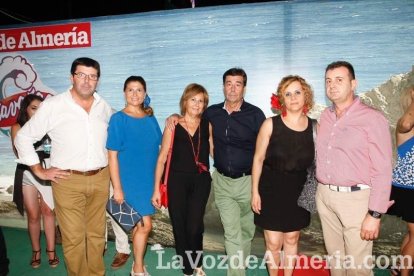 La gente sigue disfrutando de la Feria en la caseta.