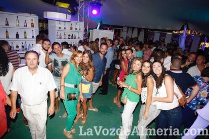 La gente sigue disfrutando de la Feria en la caseta.