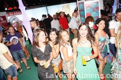 La gente sigue disfrutando de la Feria en la caseta.