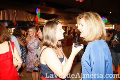 La gente sigue disfrutando de la Feria en la caseta.