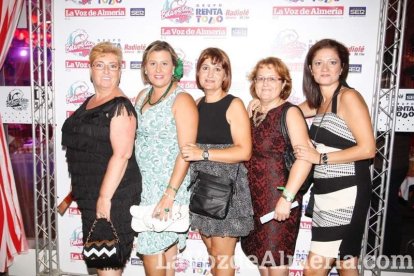 La gente sigue disfrutando de la Feria en la caseta.